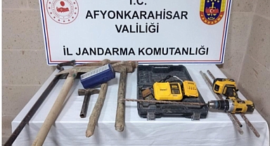 İhsaniye'de defineciler, şarjlı matkapla yakalandı