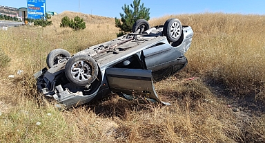 İhsaniye'de tabelaya toslayan otomobildeki 2 kişi yaralandı