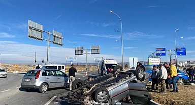 İhsaniye'de feci kazada 5 kişi yaralandı