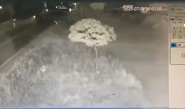 İhsaniye'de otomobil, gece vakti traktör römorkuna tosladı: 3 Yaralı