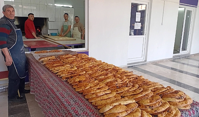 Bozhüyük Köyü Muhtarlığı ramazan ayında ücretsiz pide dağıtıyor