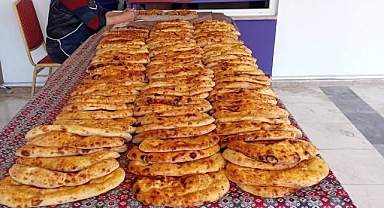 Bozhüyük Köyü Muhtarlığı ramazan ayında ücretsiz pide dağıtıyor