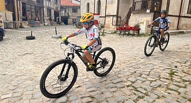 Pedallar, Frigya'da döndü